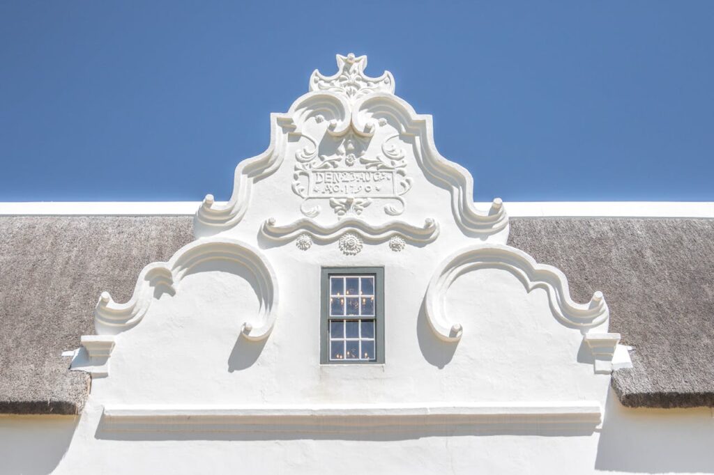 De charme van een wit huis met rieten dak
