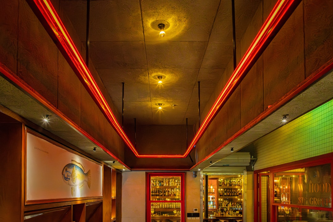 Een strak plafond met zelf stucen: alles wat je moet weten